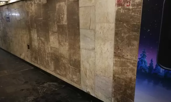 Стена в переходе метро